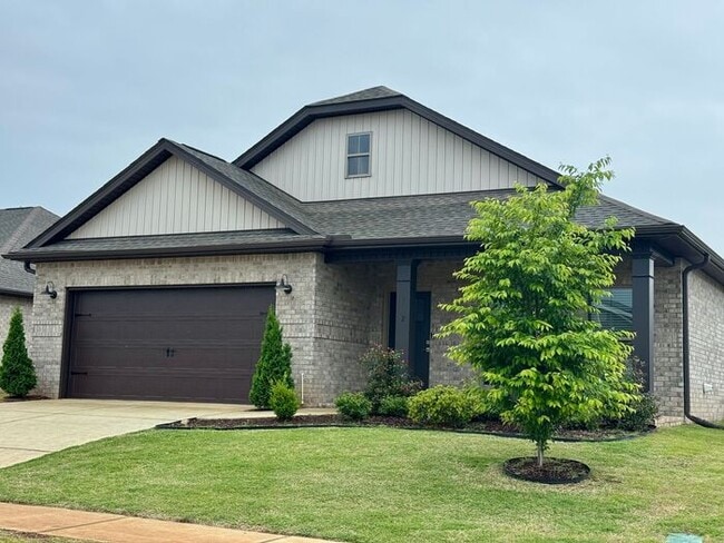 Building Photo - Optional fence-Madison location