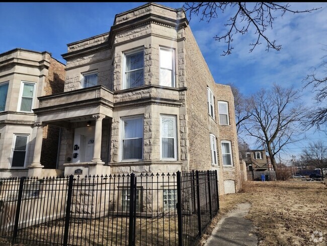 Building Photo - 5741 S Peoria St Rental