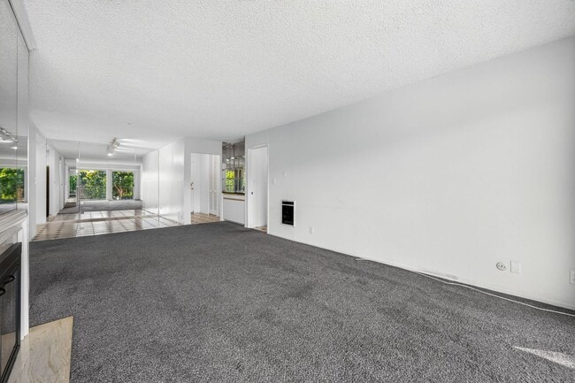 Photo - 102 Scholz Plaza