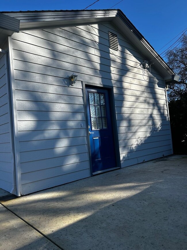 Photo - Available now! 1bed/1bath Great Neighborhood!