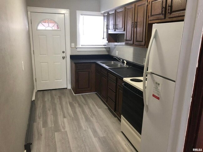 Photo - 209 E 10th St
