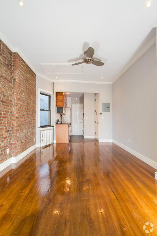Building Photo - 382 E 10th St Rental