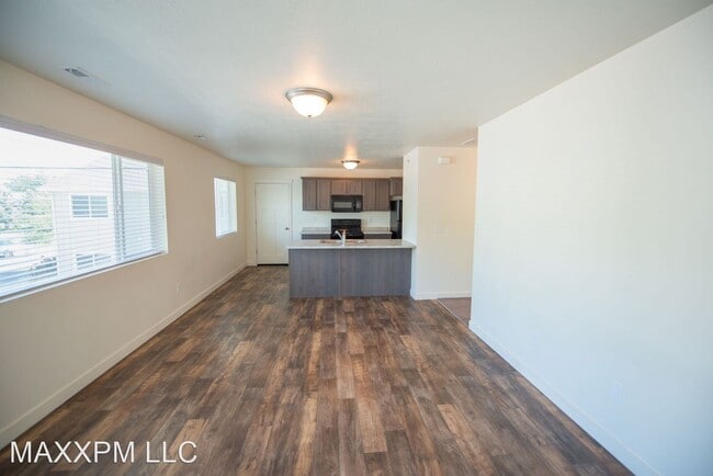 Photo - 656 W Meadow Dr