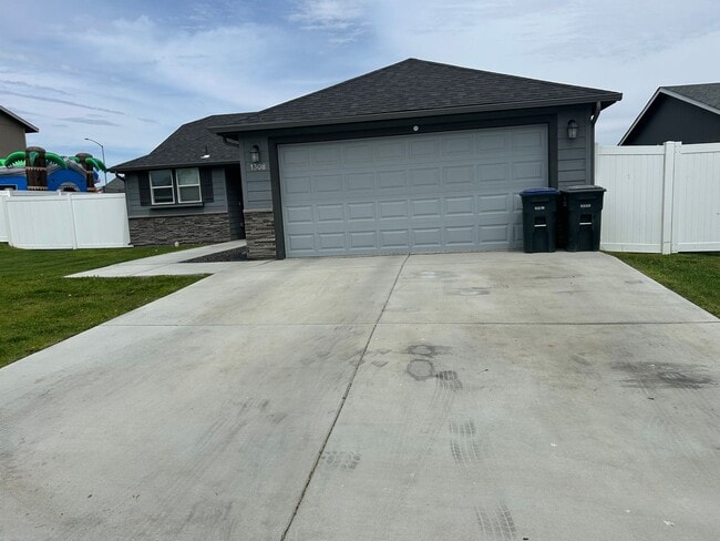 Photo - 3 bed, 2 bath Rambler, near Park Orchard. Fully fenced.