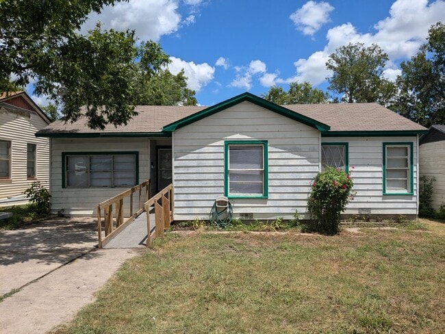 Building Photo - 3 Bed 1 Bath with fenced yard, laundry roo... Rental