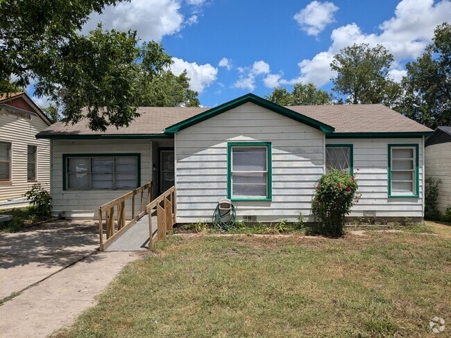 Building Photo - 3 Bed 1 Bath with fenced yard, laundry roo... Rental