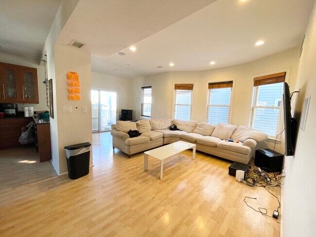 Building Photo - 7 Iroquois St Unit 3