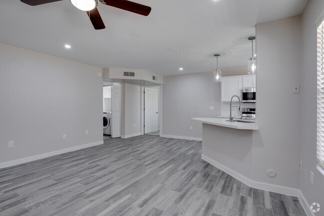 2BR, 2BA - 997SF