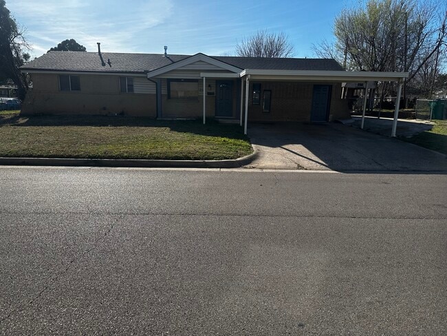 Building Photo - 2701 SW 65th St