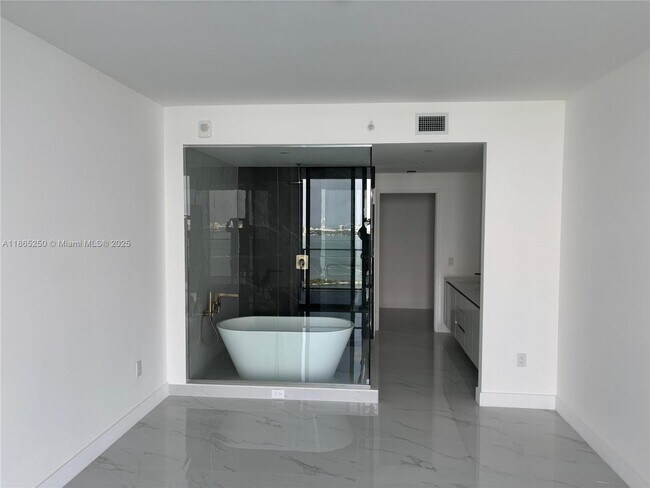 Photo - 700 NE 24th St Unidad 3705