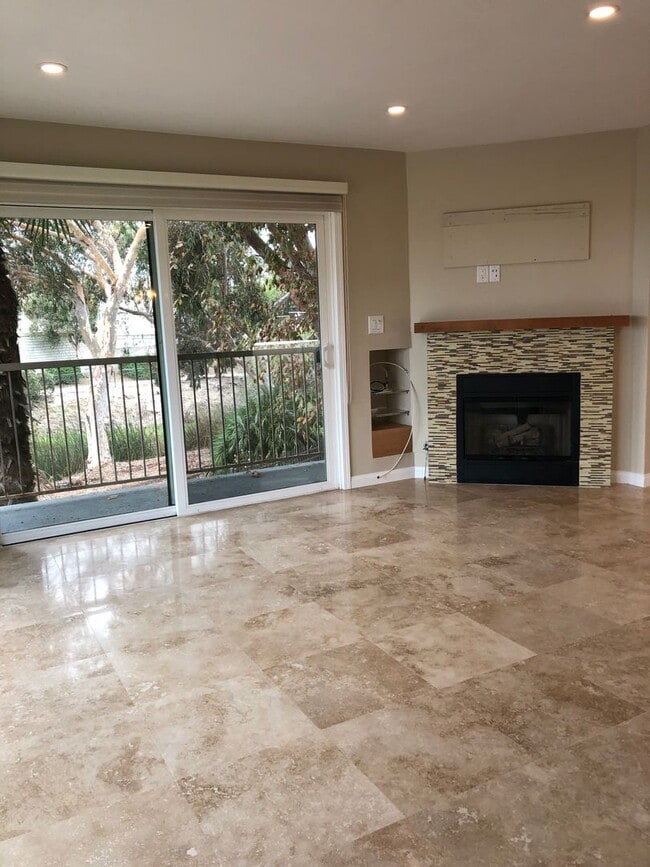 Building Photo - Spacious 3 + 2 Ocean View Condo - Prime Corner Location.