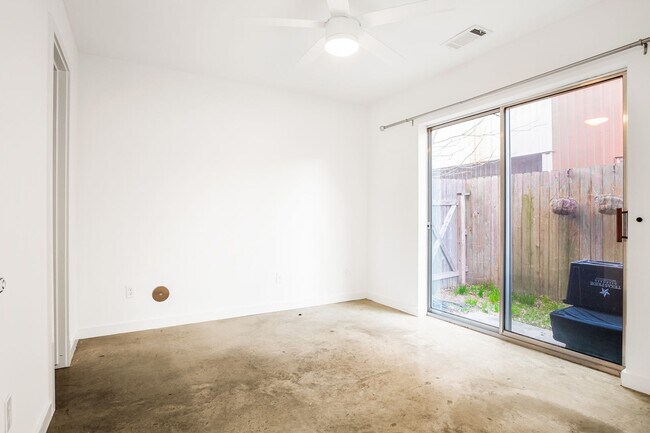 Photo - 2936 Commerce St