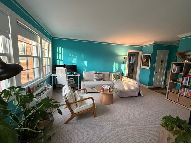 Living room - 1800 West Abingdon Drive Unit 201