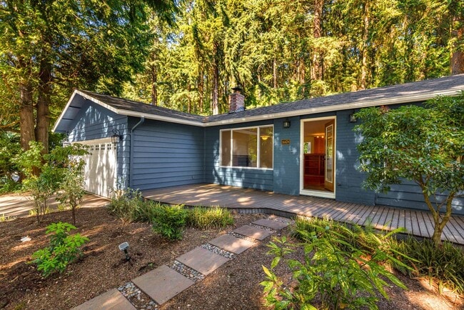 Photo - 3 Bdrm with Spacious Yard and Garage in Kirkland