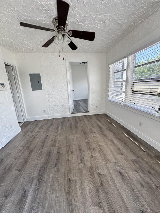 Photo - 401 N H St
