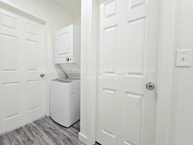 Photo - 1527 E Oak St Unit 1