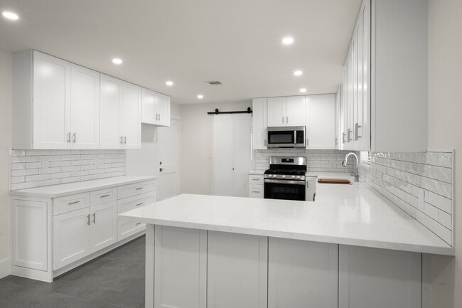 Building Photo - 6 Pom Ct