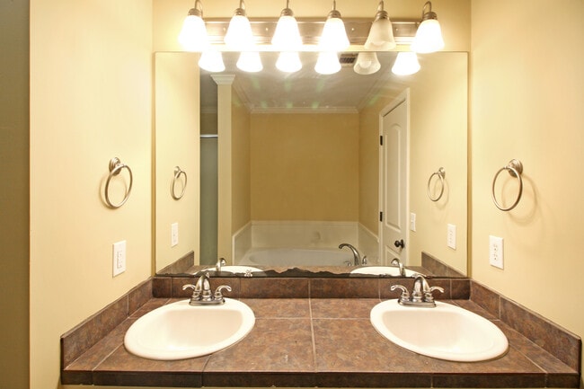 Photo - 810 Windlass Cove