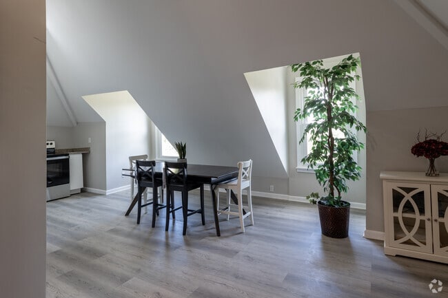 2BR, 1BA - 900SF - Dining Room