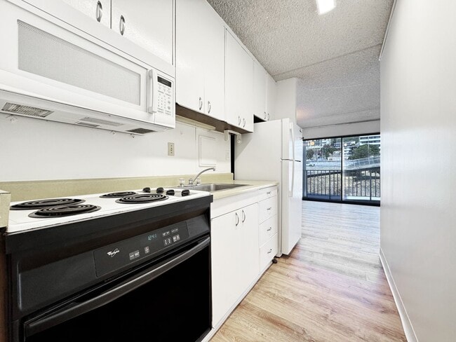 Photo - Honolulu Studio with Central A/C and Assigned Parking Unidad 308