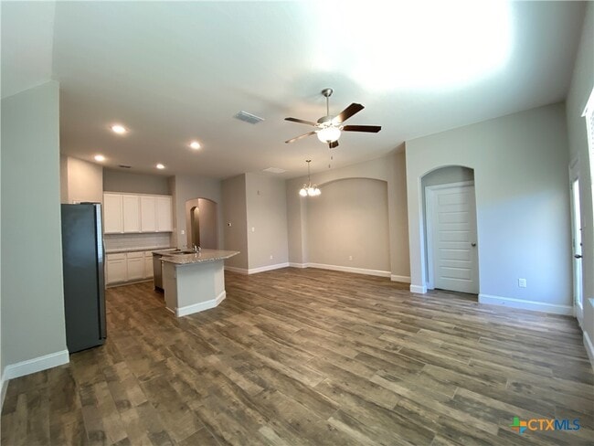 Photo - 1331 Hillsong St