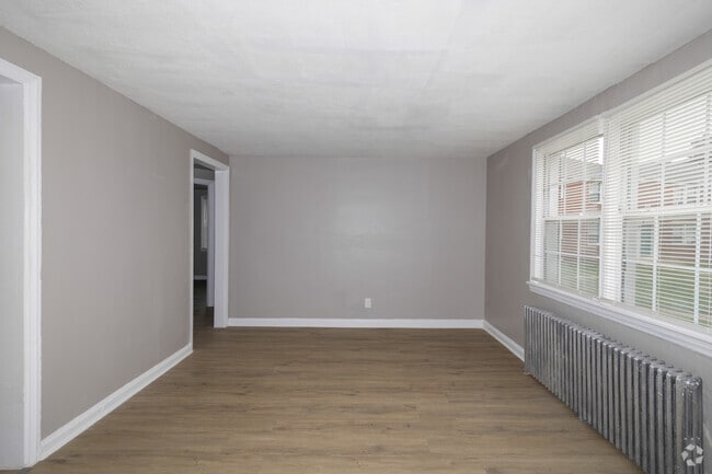 2BR, 1BA - 629SF - Living Room