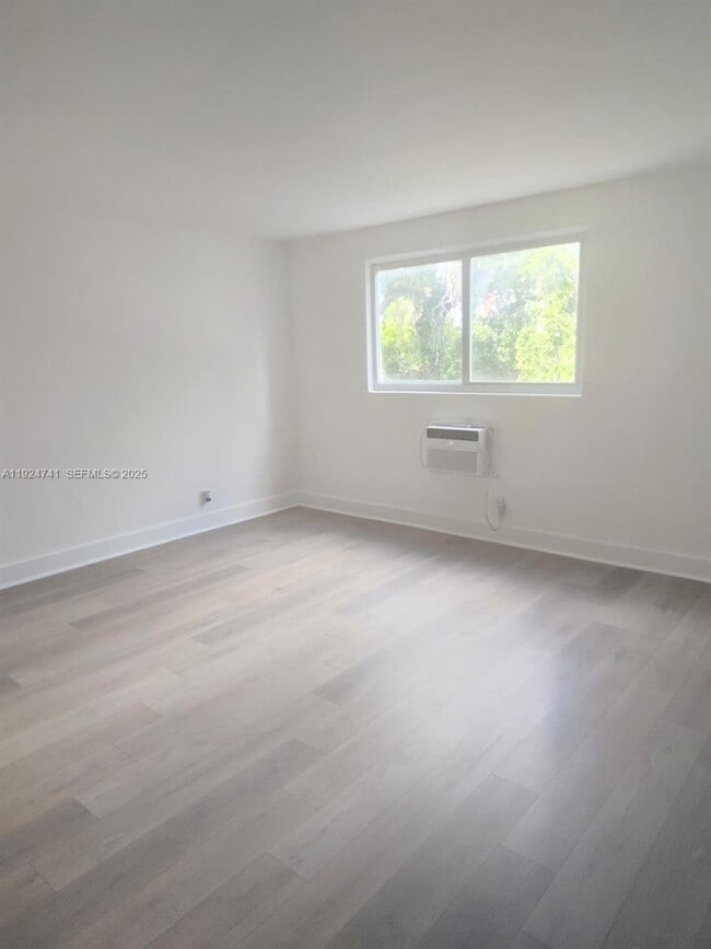 Photo - 143 SW 9th St Unit 203