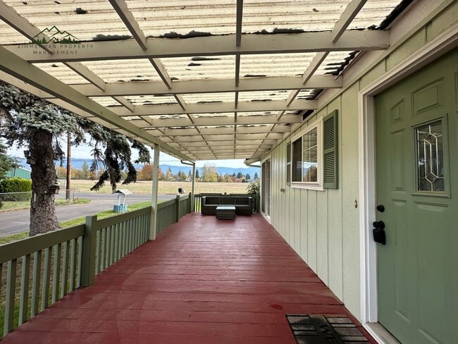 Photo - 32513-32515 Coburg Bottom Loop Rd Unidad 32515