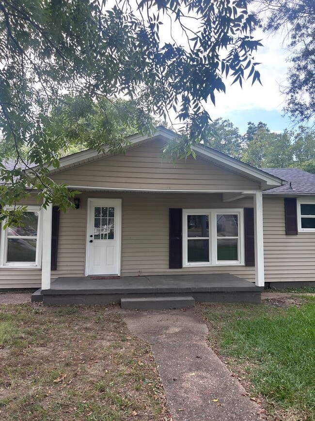 Building Photo - 1909 Tombras Ave