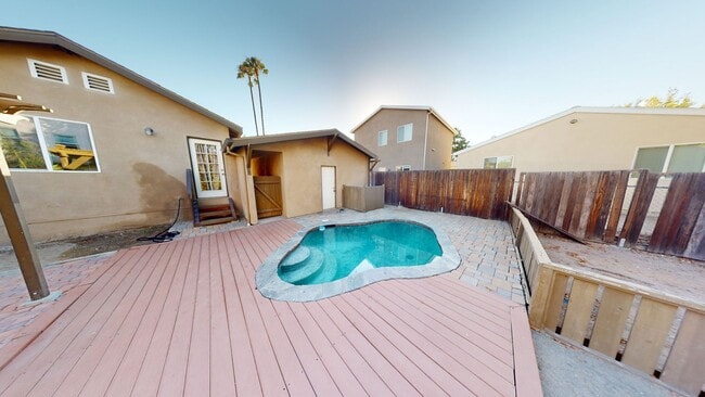 Building Photo - 4BD/3BA, Pool!! BIG house, 1800sqft!!
