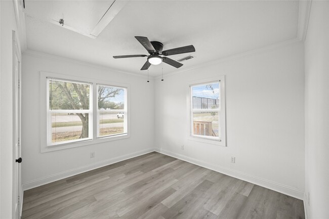 Photo - 205 Raymond St