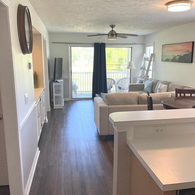 Photo - 537 White River Dr