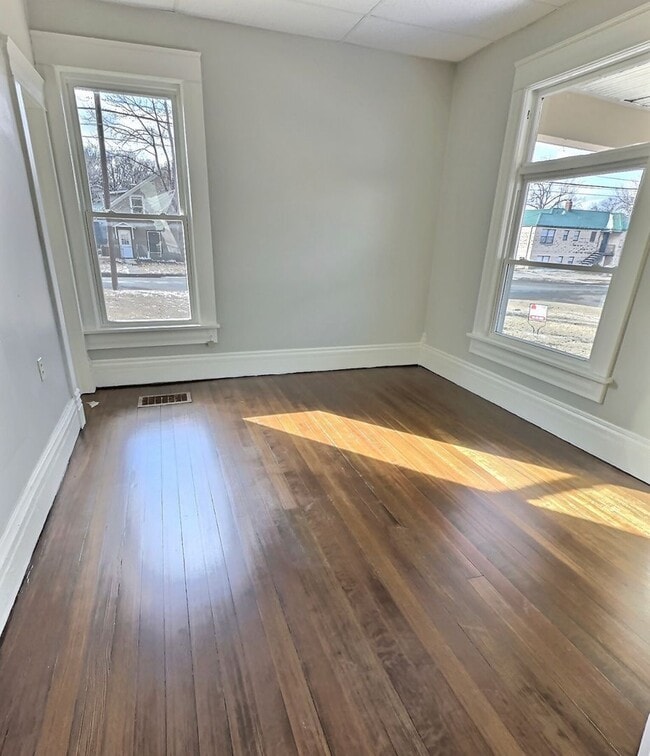 Photo - 537 W 2nd St