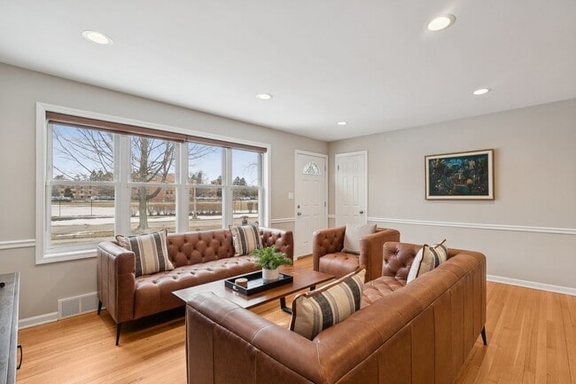 Photo - 689 E Illinois Rd