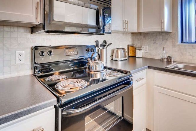 Photo - Palm Court Apartments