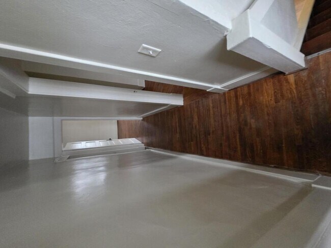 Photo - 466 W McKibben St