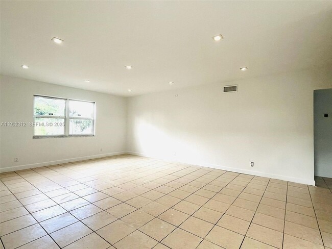 Photo - 608 SW 16th Ave Unit 3