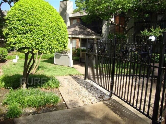 Building Photo - 18333 Roehampton Dr Rental