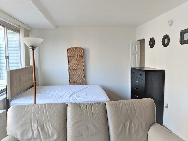 Queen size Bed - 922 24th St NW Unit 501