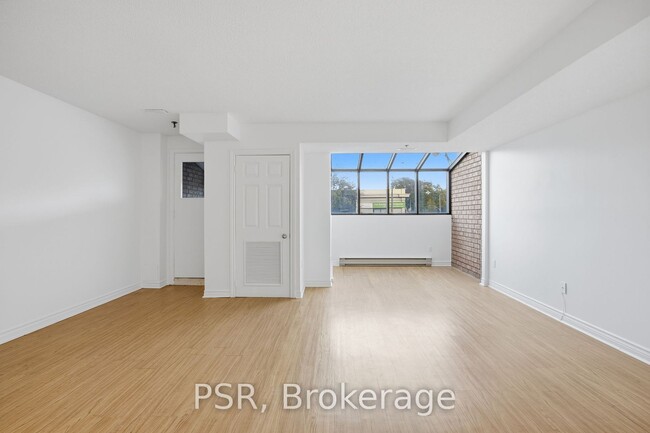 Photo - 3314 Yonge St