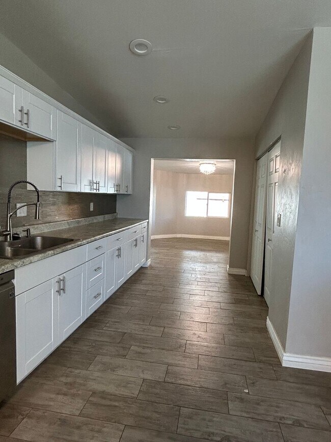 Building Photo - Beautiful and Spacious 4 bedroom 2 bath on a Corner Lot!