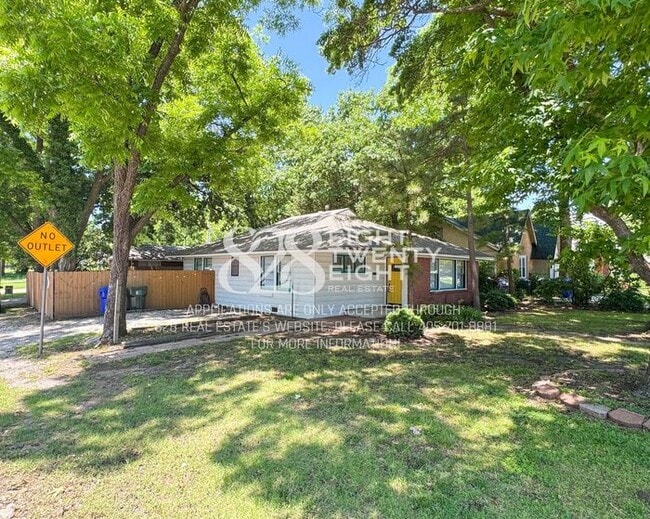 Photo - *AVAILABLE NOW!* 2 Bed/2 Bath Duplex Close to Campus Corner!
