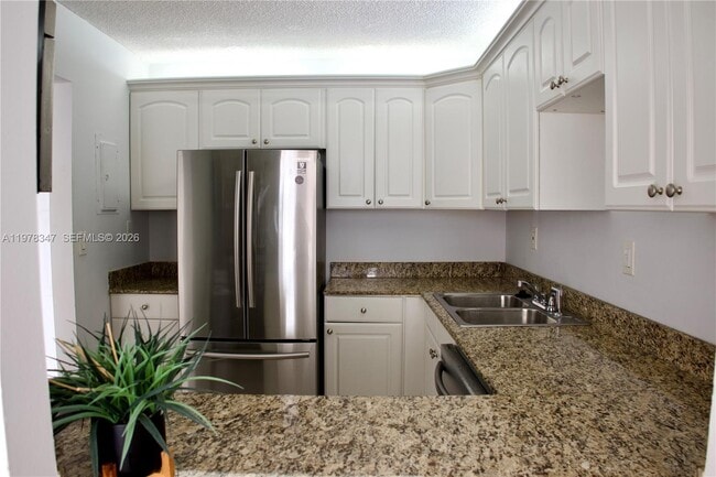 Building Photo - 600 Parkview Dr Unit 305