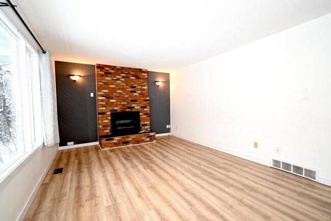 Building Photo - 5 bedroom in Prince George BC V2K 3J7