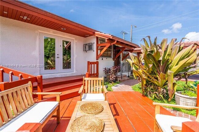 Building Photo - 1841 SW 29th Ave Unit 1841 SW 29th Ave  A