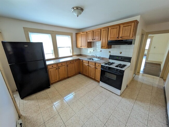 Building Photo - 595 Fellsway W Unit 1A