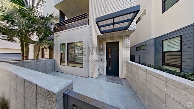 Building Photo - Amazing 3 Bedroom Townhouse with Rooftop P...