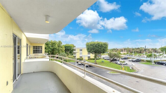 Photo - 10755 SW 108th Ave Unit 304