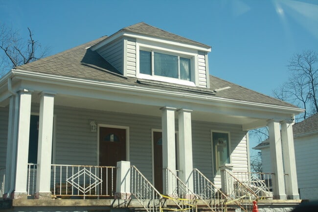 Building Photo - 7918 Lloyd Ave Unit 7918