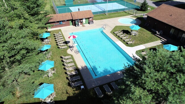 Seasonal Swimming Pool and Wading Pool - Pikeview Manor Apartments